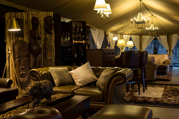 Ole Serai Camp Moru Kopjes: Lounge und Bar am Abend