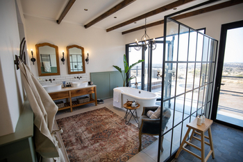 Otjiwa Mountain Lodge: Gästebad