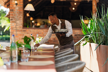 Rivertrees Country Inn: Mitarbeiter im Restaurant