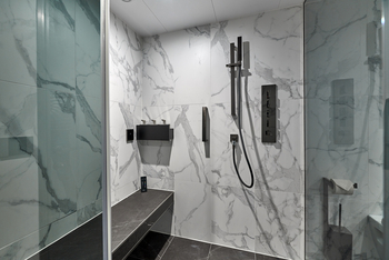 Scenic Eclipse II Grand Panorama Suite: Dusche mit Armaturen und Sitzbank