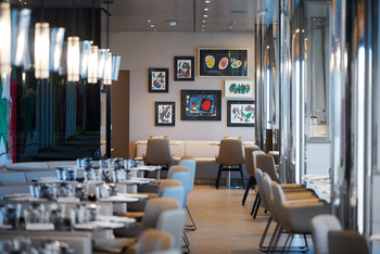 Scenic Eclipse II: Luxuriöser Speisesaal mit abstrakten Kunstwerken