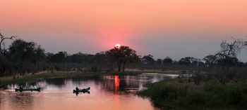Selinda Explorers Camp Selinda Explorers Camp: Kanus im Sonnenuntergang