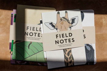 Singita Boulders Lodge: Safari Notebooks mit Tierillustrationen auf Leder Unterlage