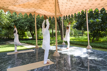The Oberoi Vanyavilas Wildlife Resort Ranthambore The Oberoi Vanyavilas Wildlife Resort Ranthambore: Yoga Übungen im Garten