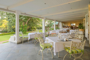 Batonka Guest Lodge: Veranda