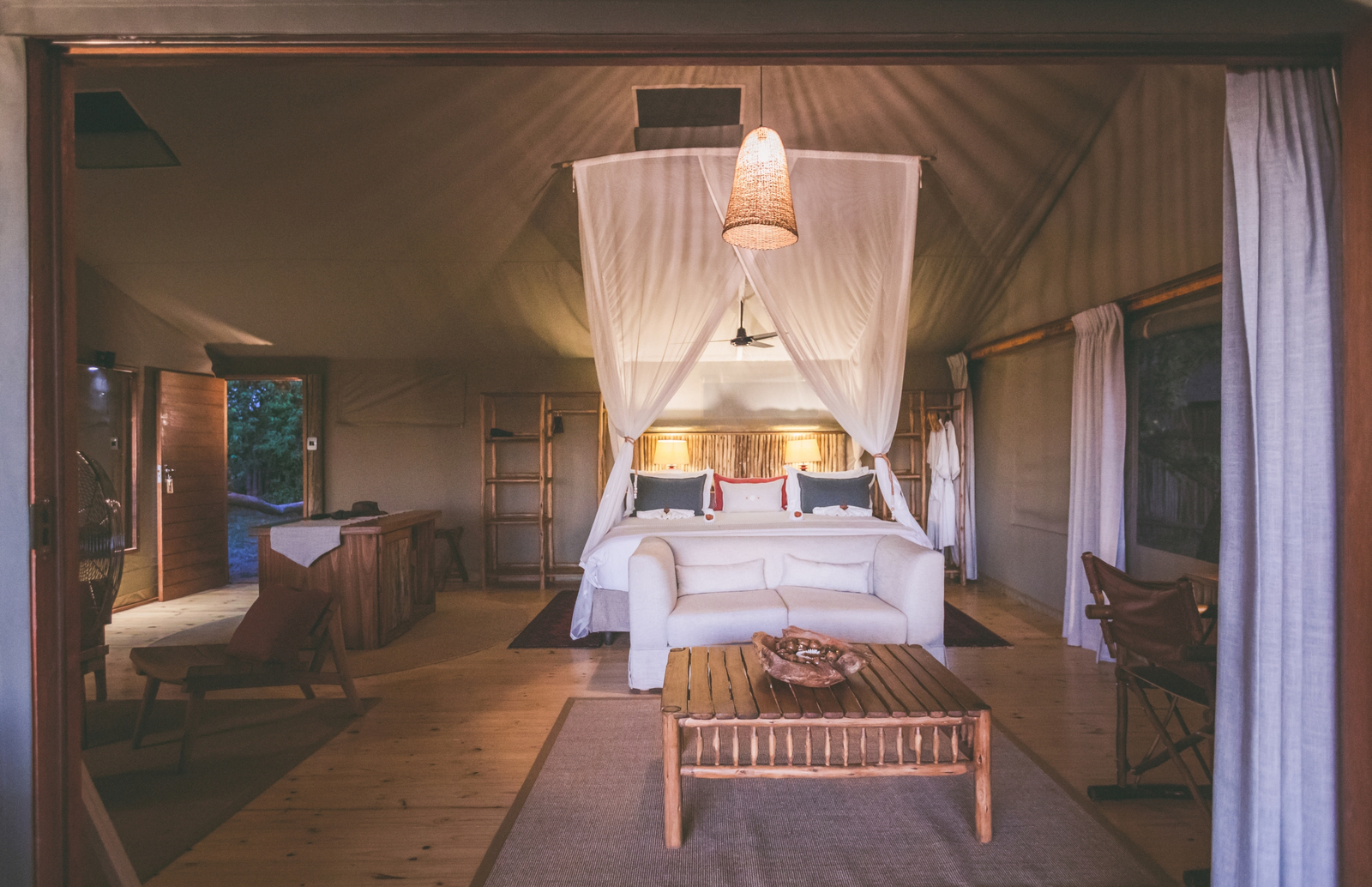 Camp Xakanaxa Camp Xakanaxa: Familienzimmer am Abend