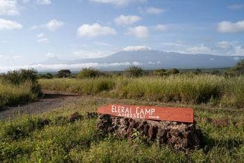 Elerai Camp: Wegweiser zum Camp