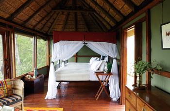 Mapula Lodge: Dunkle Holzfußböden