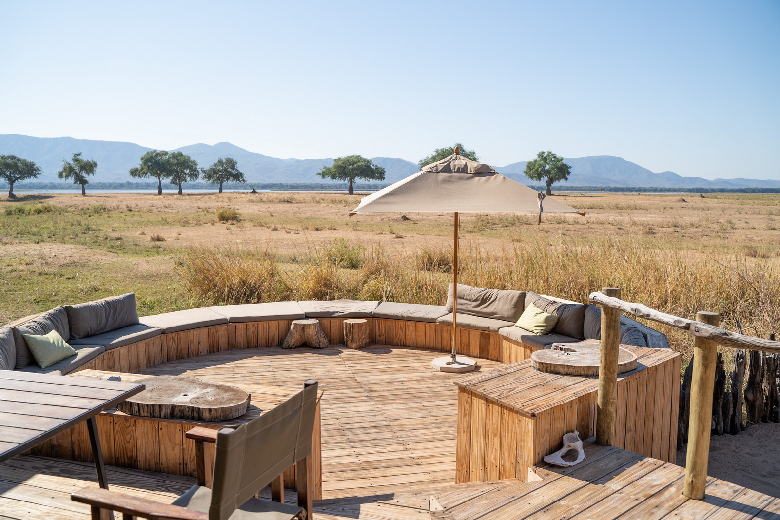 Nyamatusi Mahogany Camp Nyamatusi Mahogany Camp: Gebogene Sitzbank draußen