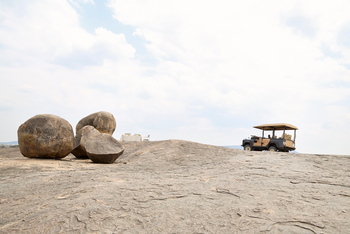 Out of Africa Legend by Laba Explorer: Safari Auto auf einem Hügel