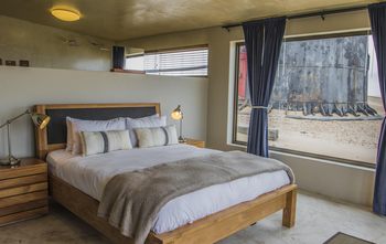 Pelican Point Lodge: Doppelbett neben dem Leuchtturm