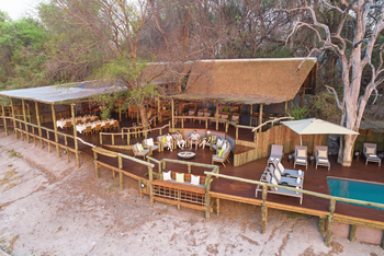 Savute Safari Lodge: Lodge unter Bäumen