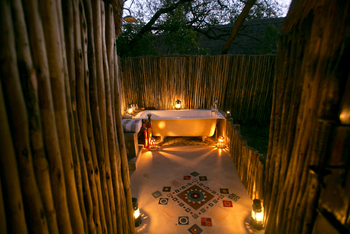 The Hide: Deluxe Tent - Bad und Laternen