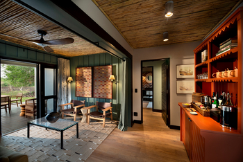 andBeyond Phinda Zuka Lodge: Lounge mit Bambusdecke und Ledersesseln