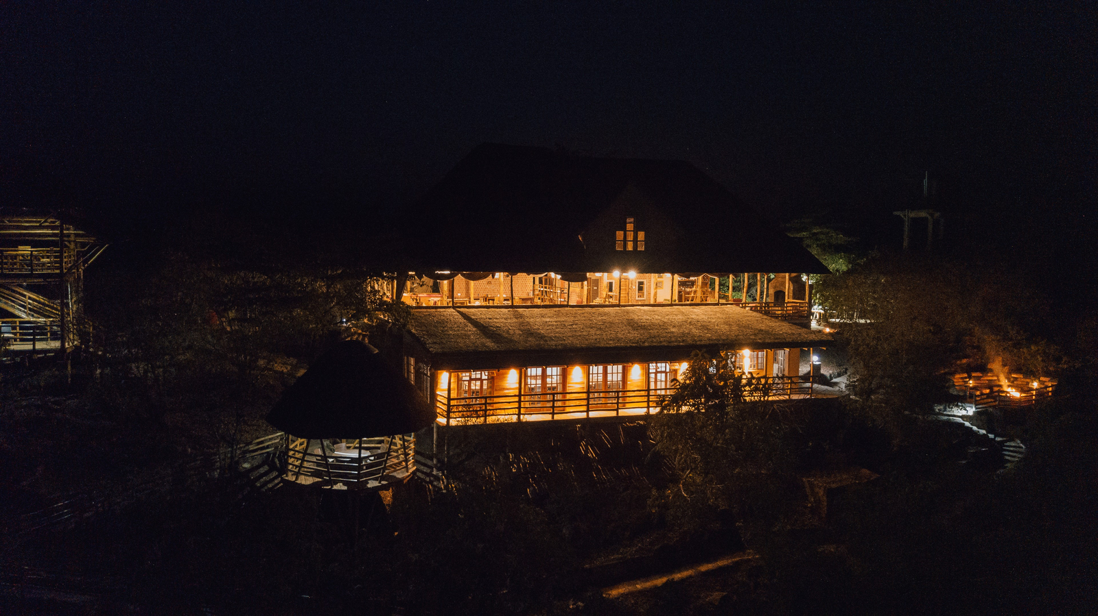 Adere Safari Lodge Adere Safari Lodge: Hauptgebäude bei Nacht