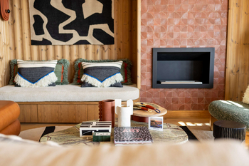 Anantara Tented Camp Kafue River: Safari-Lounge-Nische mit Kamin und Kissen