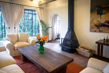 Clouds Mountain Gorilla Lodge: Sessel in der privaten Lounge