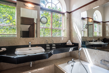 House of Waine: Standard Room