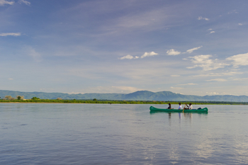Kanyemba Lodge: Kanu vor dem Sambesi-Escarpment