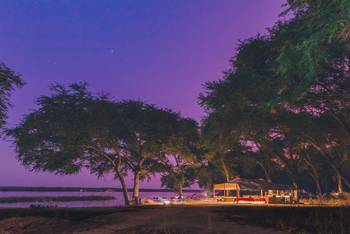 Kutali Camp Kutali Camp: Nächtliche Szene