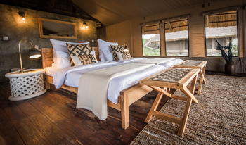 Mara River Post Mara River Post: Bett mit Kissen