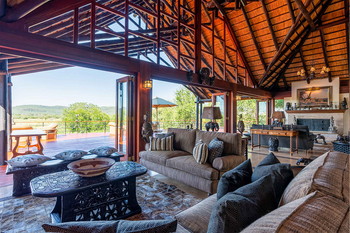 Mateya Safari Lodge: Lounge mit Kamin und Vogelbeobachtung