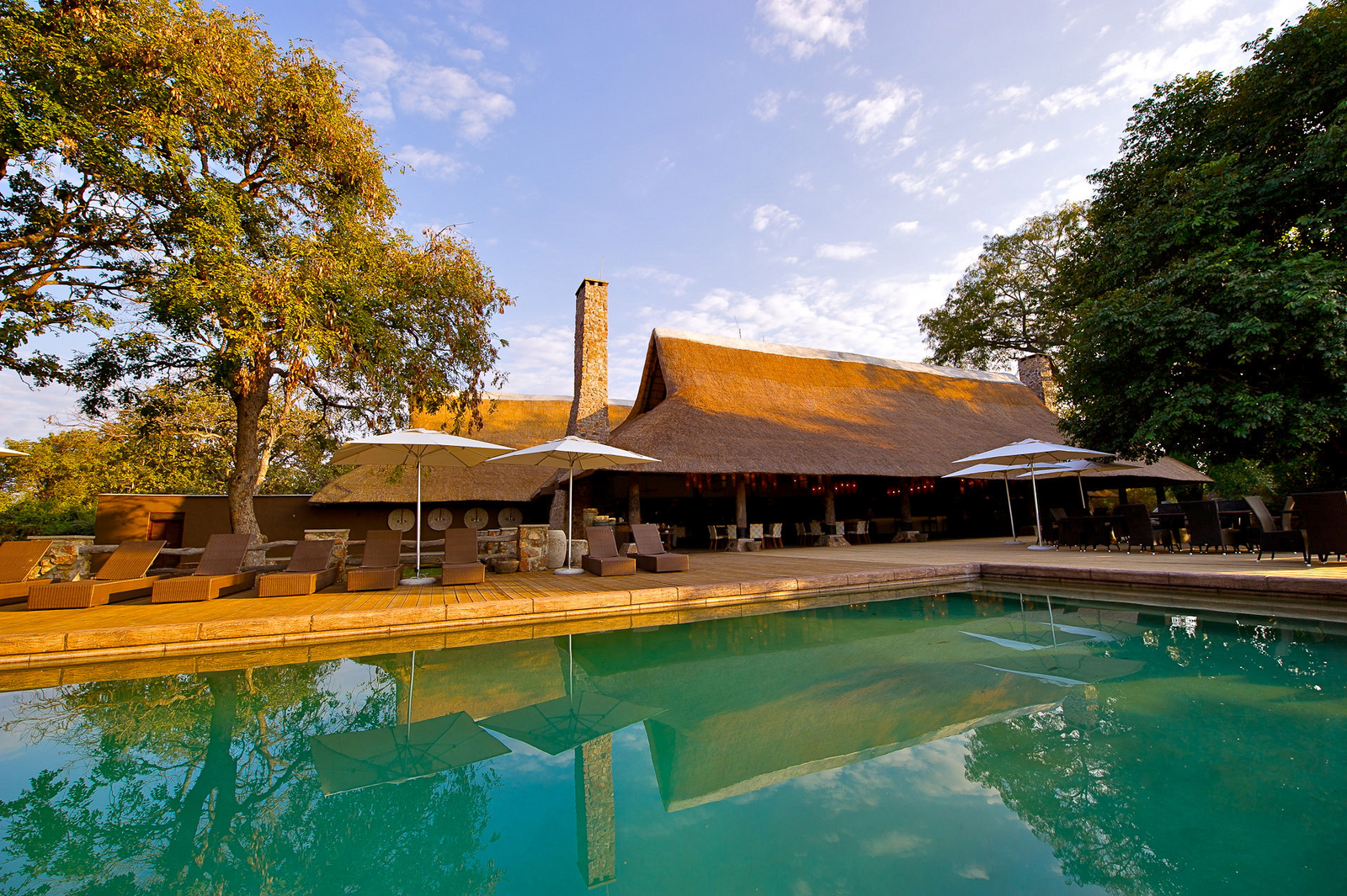 Mfuwe Lodge Mfuwe Lodge: Hauptgebäude mit Pool