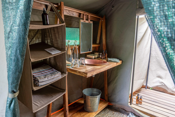 Migration Expeditions Camp Migration Expeditions Camp: Waschtisch und Außendusche