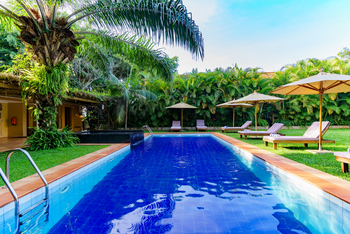 No. 5 Boutique Hotel: Pool mit Liegestühlen