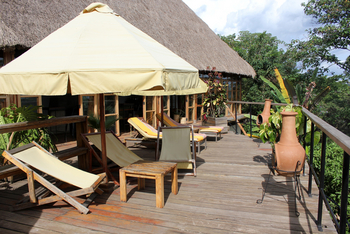 Papaya Lake Lodge: Deck mit Terra-Cotta-Kaminen