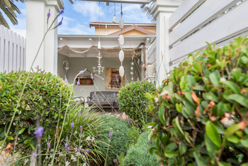 Swakopmund Guesthouse: Deko im Garten