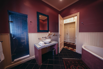 Villa Margherita: Badezimmer mit Badewanne und Dusche