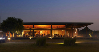 Woods at Sasan: Hauptgebäude bei Nacht