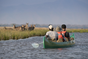 Zambezi Expeditions: Kanu im Wasser