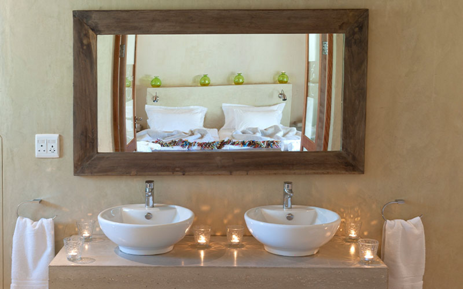 Emanya Etosha Game Lodge Emanya Etosha Game Lodge: Doppelwaschtisch