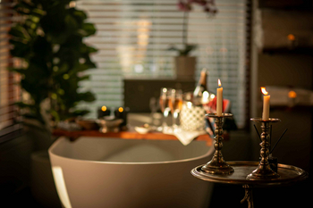 Jamala Madikwe: Luxuriöse Badewanne mit Champagner und Kerzenlicht