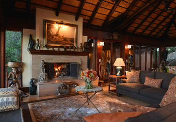 Mateya Safari Lodge: Feuerschein im gemütlichen Lodge-Wohnzimmer