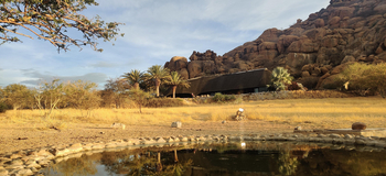 Ai Aiba Lodge Ai Aiba Lodge: Wasserloch vor der Lodge
