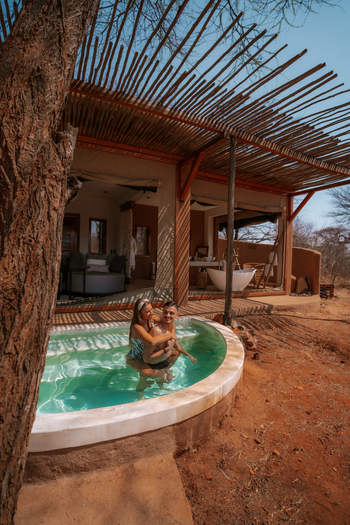 Asanja Ndembo: Plunge Pool vor dem Chalet