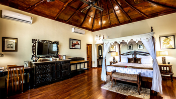 Bamboo Forest Safari Lodge: Villa - Doppelbett und Holzfußboden