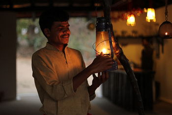 Flame of the Forest Safari Lodge: Dharam mit Laterne