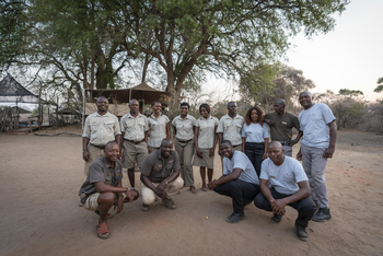 Kanga Camp: Gruppenfoto von den Mitarbeitern des Camps