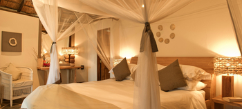 Kanyemba Lodge: Bett mit Moskitonetz