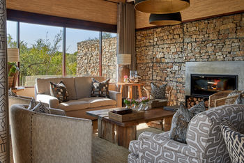 Kwandwe Ecca Lodge: Lounge mit Kamin