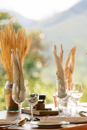 Mkomazi Wilderness Retreat: Esstisch im Freien mit Gedecken und Ziergräsern