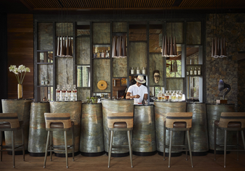 One and Only Gorilla's Nest: Bar mit Barman