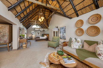 Sabi Sabi Bush Lodge: Elegantes Wohnzimmer mit botanischen Kissen