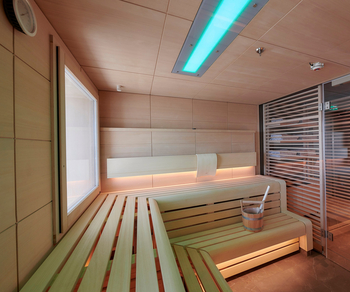 Scenic Eclipse II: Moderner Saunaraum mit blau-orangem Licht