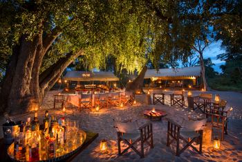 Selinda Explorers Camp Selinda Explorers Camp: Bar am Lagerfeuer