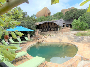 Big Cave Camp Big Cave Camp: Pool mit Liegestühlen